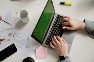 Référencement : SEO ou Google Ads, quelle stratégie choisir ?